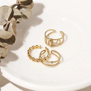 Set di anelli vintage francesi placcati oro 18K con pietre e dettagli a catena