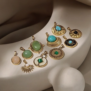 Ensemble de pendentifs dorés bohèmes avec pierres naturelles et reliefs vintage