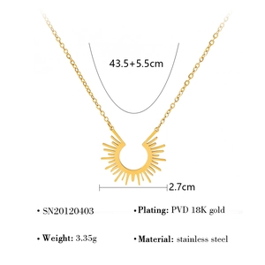 Vue détaillée du pendentif soleil avec spécifications de placage en or 18 carats PVD