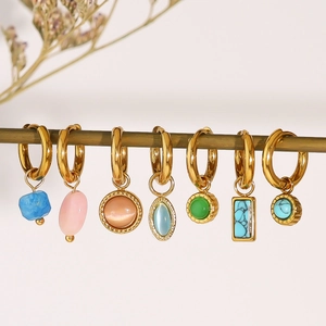Set de créoles plaquées or 18K avec pierres naturelles colorées et pendentifs