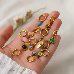 Créoles dorées 18K avec malachite naturelle et pendentifs en pierres colorées