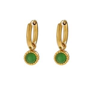 Élégantes créoles plaquées or 18 carats avec pendentifs ronds en pierre naturelle verte