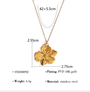 Dettaglio della collana girasole in acciaio inossidabile placcato oro 18K con dimensioni e materiali