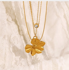 Dettaglio della collana a doppio strato placcata oro 18 carats con ciondolo a fiore e zircone