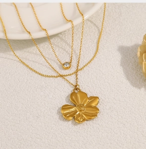 Dettaglio della collana a strati placcata oro 18K con ciondolo a sole e zircone