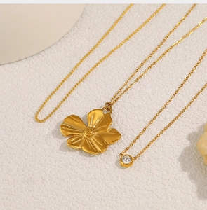 Dettaglio della collana a doppio strato placcata oro 18K con girasole e pendente in zircone