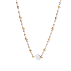 Elegante gouden dubbellaagse armbandenset met witte klaver hanger en kleine goudkralen