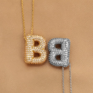 Pendenti a lettera B maiuscola in oro e argento con zirconi pavé su sottili catene a O