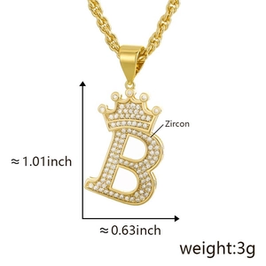 Dettaglio pendente corona lettera B dorata con zirconi e dimensioni incluse
