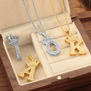 Ciondolo Iniziale a Forma di Corona Hip Hop per Uomo Donna Zirconia Rame Alfabeto A-Z Oro Argento Ciondolo Gioielli Accessori