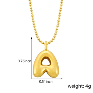 Détail du collier avec pendentif lettre A style ballon en finition dorée