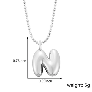 Détails et dimensions du pendentif lettre N argentée avec finition miroir polie