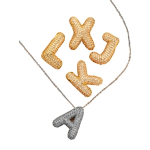 Pendenti a lettere a bolla ghiacciati in oro e argento con micropavé di zirconi