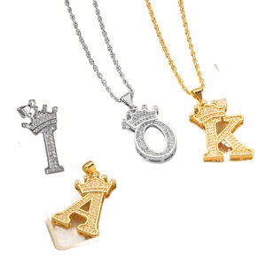 Collana hip hop con lettera corona e ciondoli in zircone in oro e argento placcato