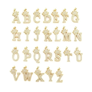 Ensemble de 26 pendentifs lettres avec couronne dorée et zircons cubiques brillants