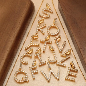 Collana con pendenti iniziali placcati in oro 18 carati e zirconi brillanti incastonati