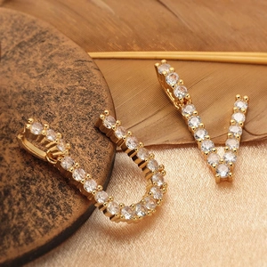 Collana con ciondolo a lettera in oro 18 carati con cristalli e perla elegante