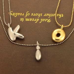 Colliers avec pendentif lettre K ballon et formes géométriques dorés et argentés