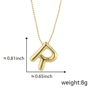 Dimensioni dettagliate del ciondolo a lettera P in oro 18 carats con catena a sfere e peso