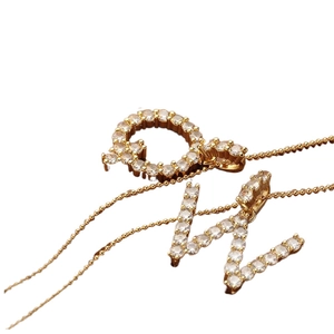Collana di perle placcata oro 18K con pendenti lettere Q e W in zirconi cubici