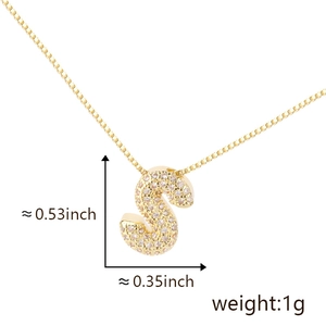 Détail montrant les dimensions d'un pendentif lettre S doré orné de zircons brillants