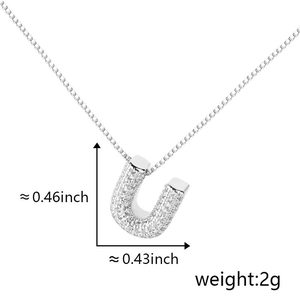 Détail macro du pendentif en U avec dimensions 0,43 pouce et poids de 2g