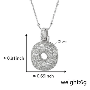 Dettaglio del pendente in argento con zirconi che mostra dimensioni di 0,81 e 0,69 pollici