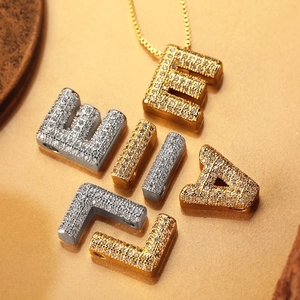 Pendentifs alphabet élégants en or et argent sertis de zircons sur fond texturé