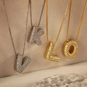 Pendentifs tendance 26 lettres anglaises creuses avec zircons sur chaînes vénitiennes