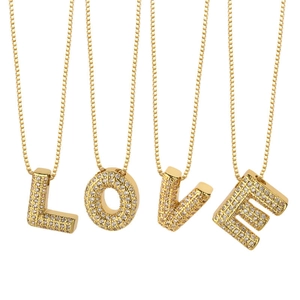 Colliers alphabet dorés formant le mot LOVE avec des cristaux de zircon scintillants