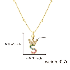 Guida alle dimensioni del ciondolo lettera S in zircone con corona e catena d'oro sottile