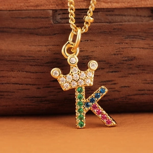 Ciondolo Alfabeto A-Z Iniziale per Donna in Rame Placcato Oro con Zirconia Colorata Piccoli Ciondoli a Lettera Regalo