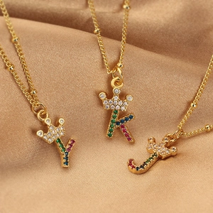 Collana con lettera dorata con ciondolo a corona e zirconi colorati su raso champagne