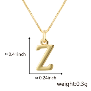 Vue détaillée du collier pendentif lettre Z doré, dimensions 0,41x0,24 pouces environ