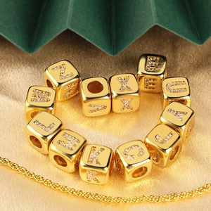 Ciondolo a Cubo con Lettera Inglese 3D Zirconia Rame Placcato Oro Fai da Te Bead Charm per Collana Bracciale Donna Gioielli