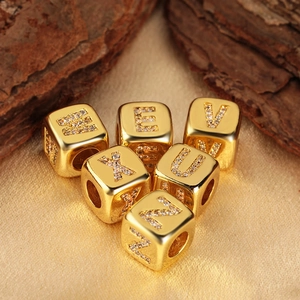 Ciondolo a cubo in oro 18K con 26 lettere e zirconi per collane fai-da-te eleganti