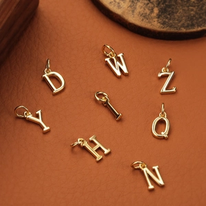 Pendentifs alphabet dorés sur cuir pour colliers DIY et bijoux personnalisés tendance