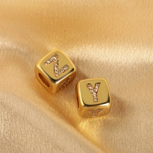 Pendente 3D a 26 lettere d'oro per collana con zirconi incastonati dal design moderno