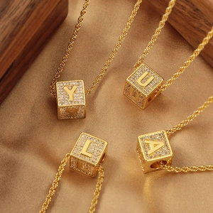 Collana con Ciondolo a Cubo con Alfabeto in Rame Placcato Oro Con Zircone Intarsiato Gioielli Hip Hop Street da Donna