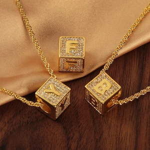 Collana con ciondolo a lettera dorata con catena a corda e scintillanti zirconi cubici
