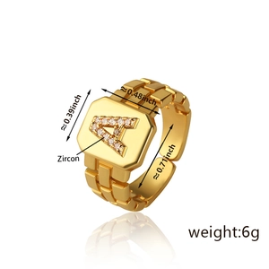 Anello dorato regolabile con lettera A in strass su base quadrata e maglia a catena