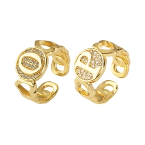 Anello con lettera dorata con pavé di zirconi e design a catena cubana regolabile