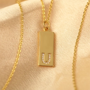 Minimalistische Halskette mit rechteckigem Buchstaben-U-Anhänger aus 18K Gold und Zirkon