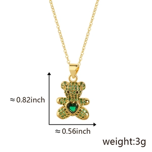Vue détaillée du pendentif ourson plaqué or avec incrustation de zircon vert