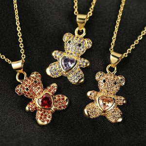 Trois colliers d'ours en peluche avec des pierres de zircon en rouge, violet et or champagne