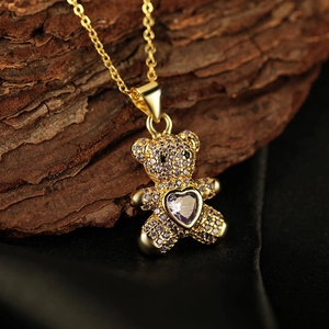 Collier pendentif ours doré avec pierre de cœur violette et zircons sur soie noire