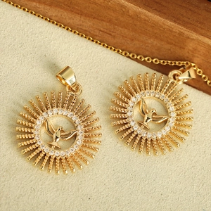 Collier avec pendentif colombe dorée serti de zircons et design rayons de soleil élégant
