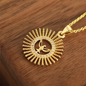 Collier avec pendentif colombe de la paix doré et oxydes de zirconium scintillants
