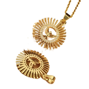 Collier colombe doré avec zircons micro-paves, vue de face et de dos sur fond blanc
