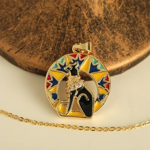 Goldene ägyptische Katzen-Halskette mit buntem Emaille und funkelnden Zirkonia-Steinen